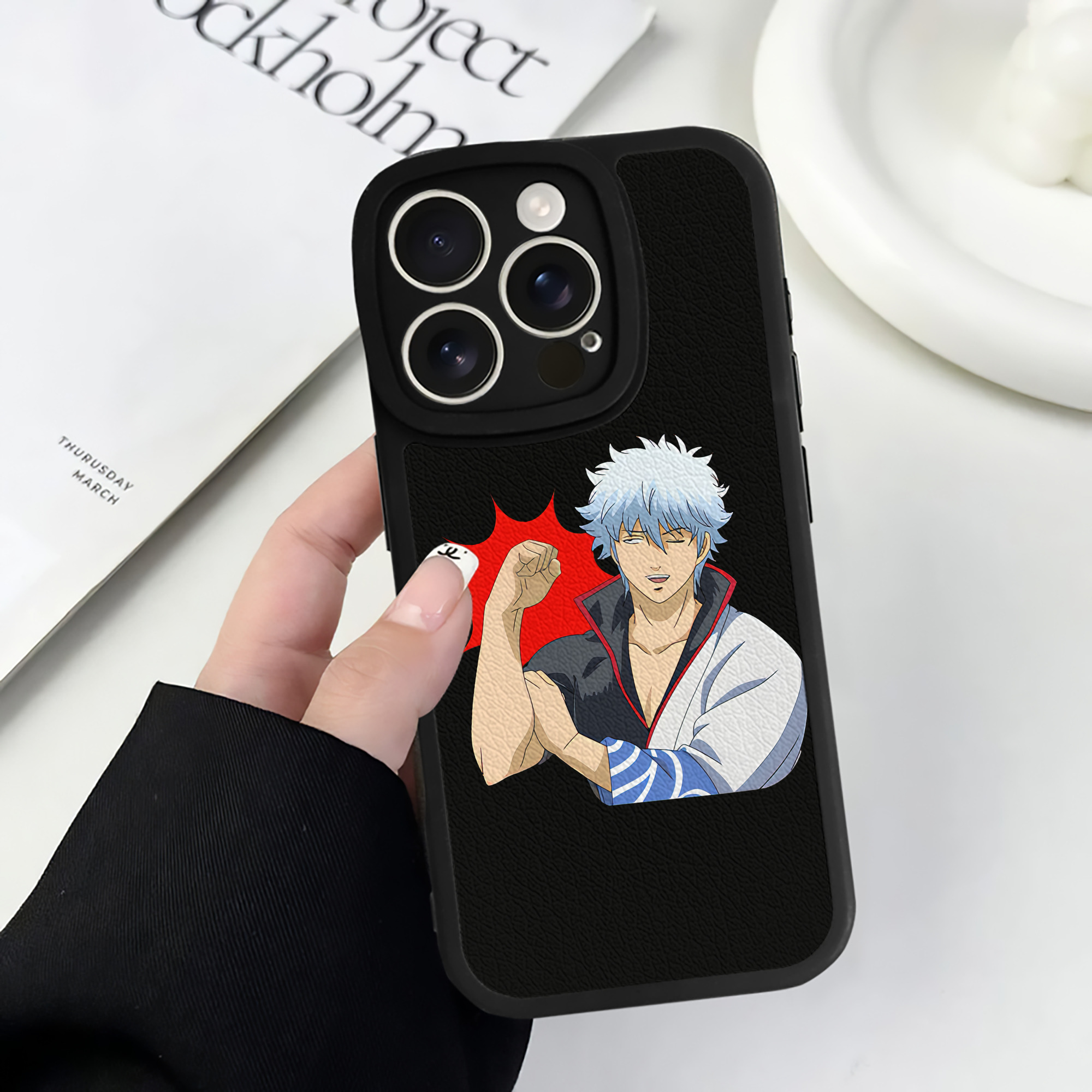 （画像用） ぎんたま 坂田銀時（さかたぎんとき） 神楽 志村新八（しむら しんぱち） GINTAMA Sakata Gintoki Kagura Shimura Shinpachi 【iPhone 16シリーズ対応】シリコンスマホケース（レザー調） 材質：シリコン
